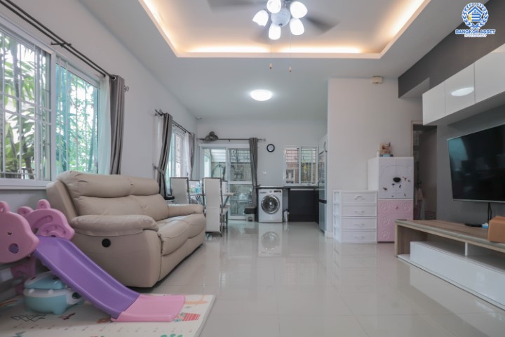 ทาวน์เฮ้าส์มือสองย่านนนทบุรี ม.ซิตี้เซนส์ รัตนาธิเบศร์-เลี่ยงเมืองนนท์ หลังมุม! บนเนื้อที่ 27.10 ตร.ว. มาพร้อมฟังก์ชัน 3 ห้องนอน 2 ห้องน้ำ 2 ที่จอดรถ บ้านหันทิศใต้รับลม รับเงินไหลมาเทมา ใกล้เซ็นทรัลรัตนาธิเบศร์ และรถไฟฟ้าสายสีม่วง "สถานีแยกนนทบุรี 1"...